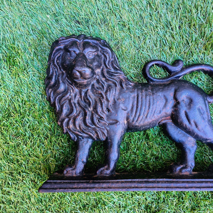 Stunning Victorian cast iron door stop.
These are now highly sought-after decorative antiques.
Circa 1850