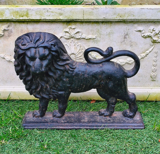 Stunning Victorian cast iron door stop.
These are now highly sought-after decorative antiques.
Circa 1850